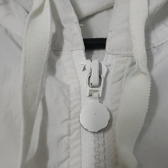 White windbreaker - Picture 5 of 9